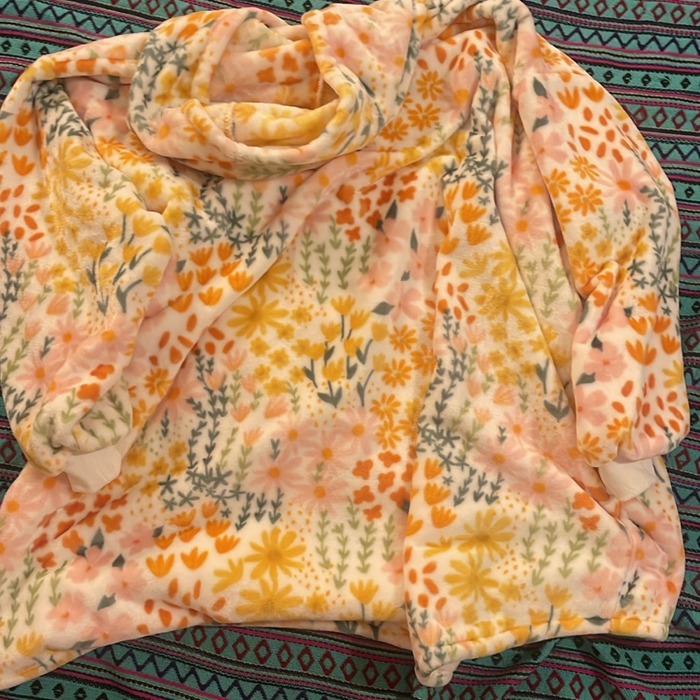 ✨NWT ✨ THROWSY in Wildflower ONE Size fits most super cute her tag fell off 🫠 - Picture 3 of 9